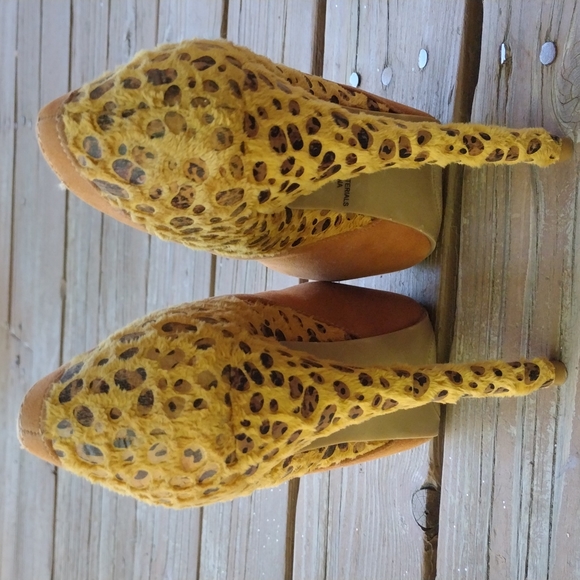 Liliana Exotic Fuzzy Leopard Print Heels - Picture 3 of 9
